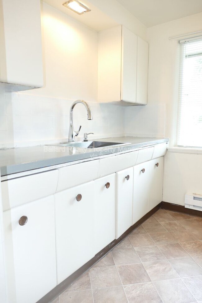 Building Photo - 4804 Terrace Dr NE