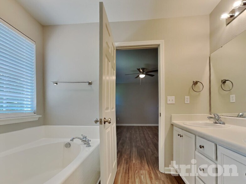 Building Photo - 163 Arbor Springs Dr