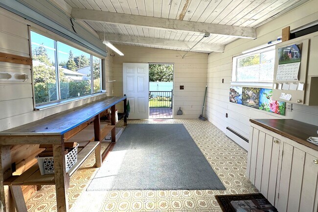 Building Photo - Beautiful Rambler in Gated Camaloch Golf c...