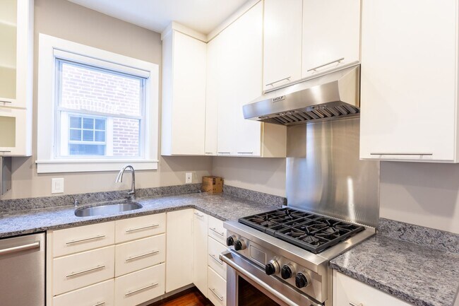 Building Photo - Beautiful 4 BR/3.5 BA Townhome in Cathedra...