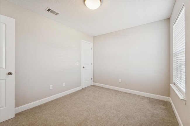 Building Photo - MOVE-IN READY! (Pet Friendly)