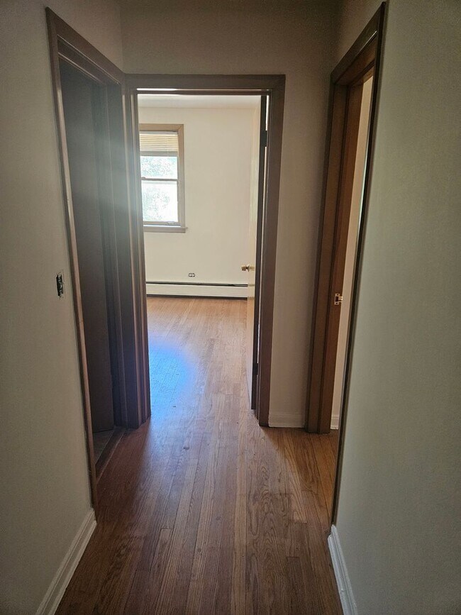 Building Photo - Charming Two Bedroom / 1.5 Bath