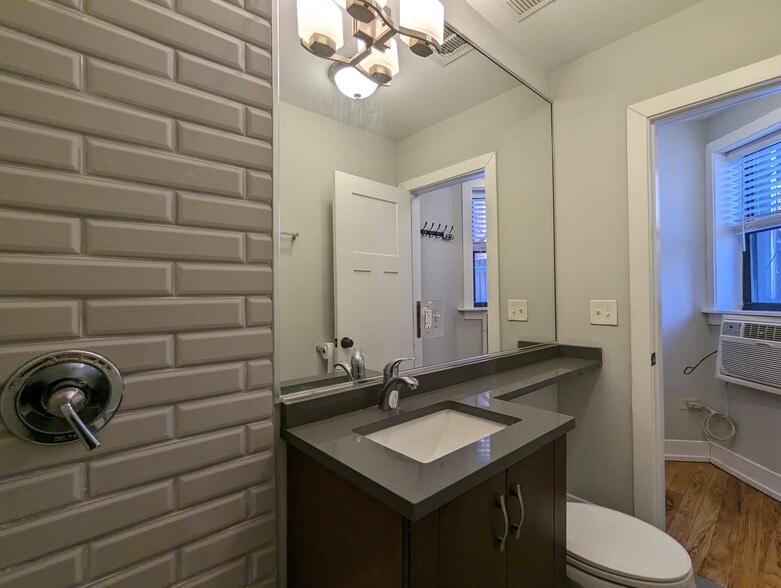 Building Photo - 556 W Arlington Pl