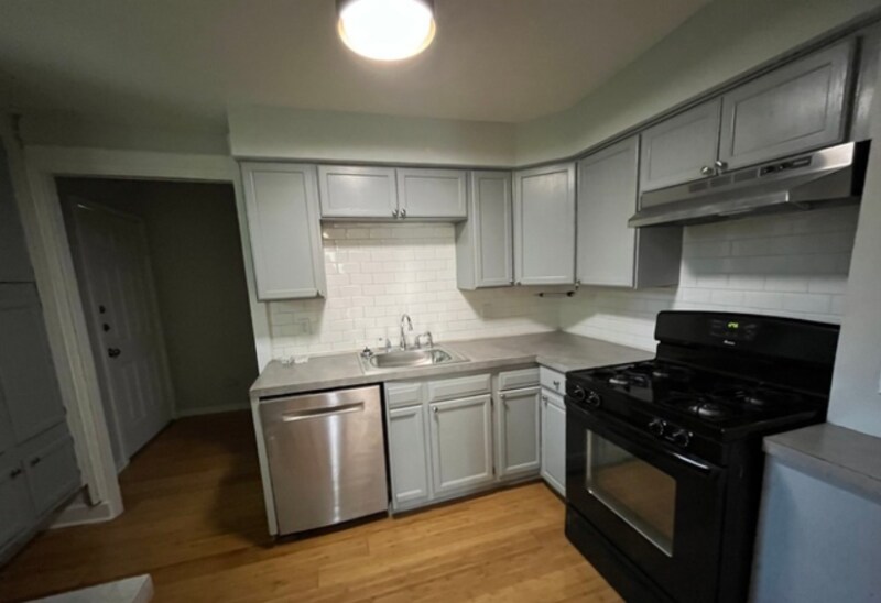 Building Photo - 1904 E 10th St