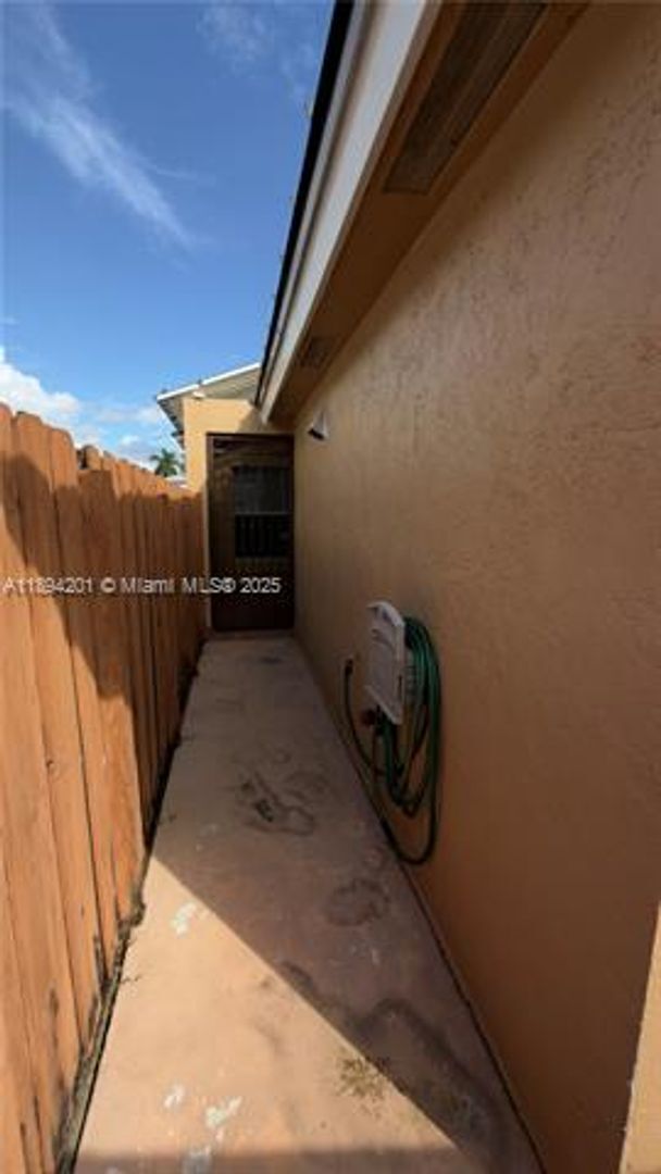 Building Photo - 1070 NW 129th Pl