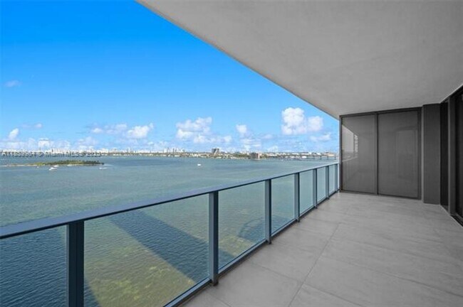 Building Photo - 700 NE 24th St