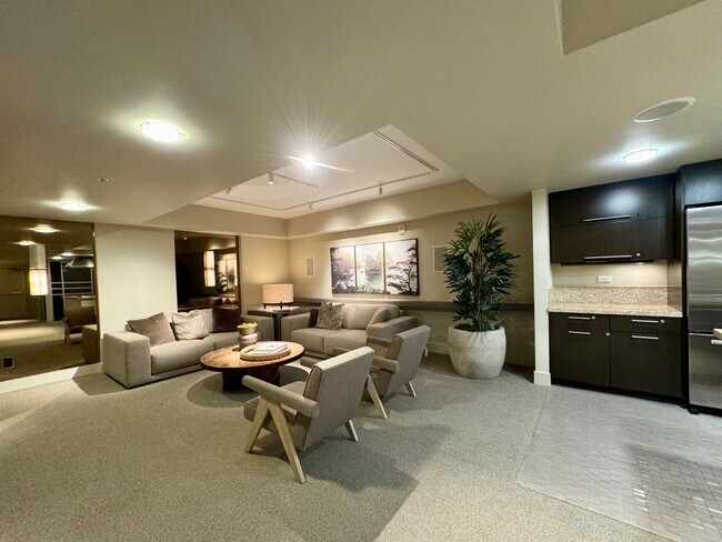 Building Photo - Gallery Penthouse Condo ~ Belltown