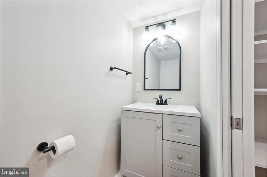 Building Photo - 137 E Laughead Ave