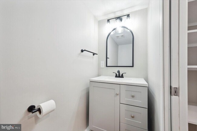 Building Photo - 137 E Laughead Ave