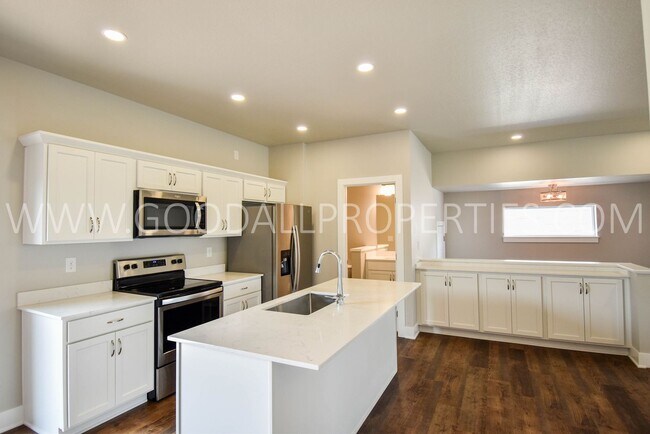 Building Photo - Modern Style Ranch, 3 bedroom 2.5 bath hom...