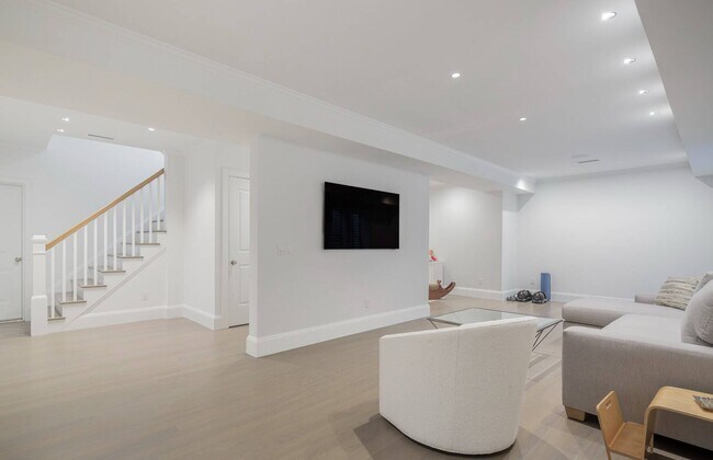 Building Photo - 23 Gansett Ln