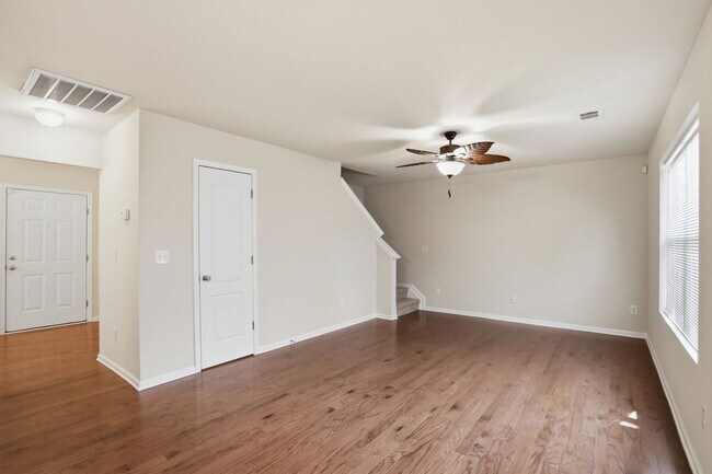 Building Photo - Move-In Ready 4BR | Space, Location & Value All in One