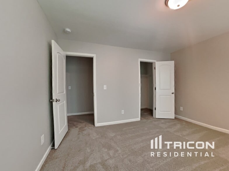 Building Photo - 142 Ridgemoore Ct