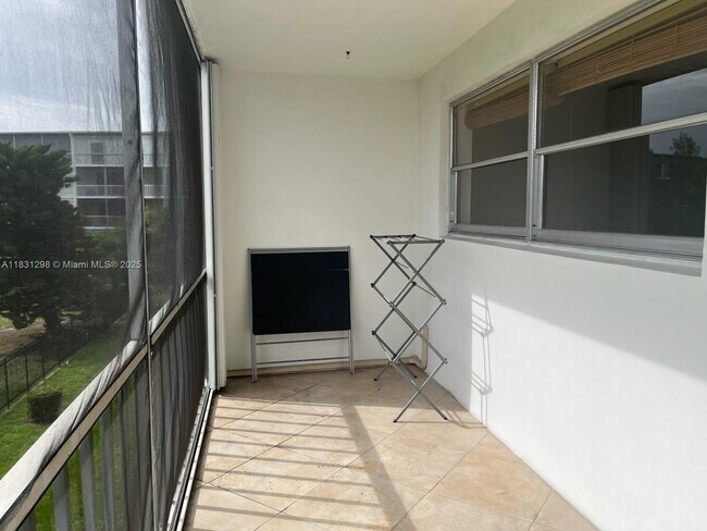 Building Photo - 950 Hillcrest Dr