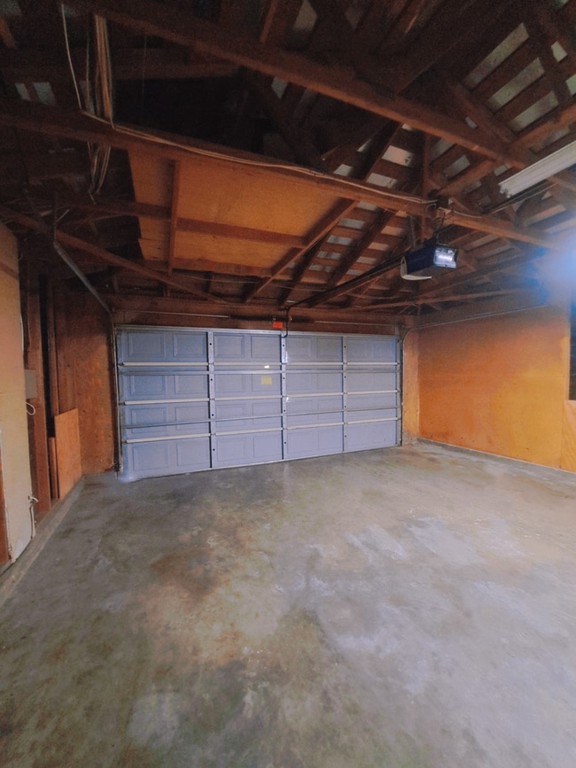 Building Photo - Single Level 3 Bedroom Home Ready to Move in!