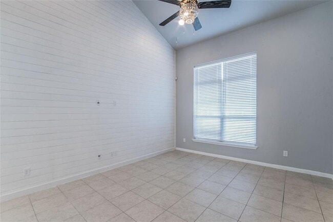 Building Photo - 921 Medina Wy