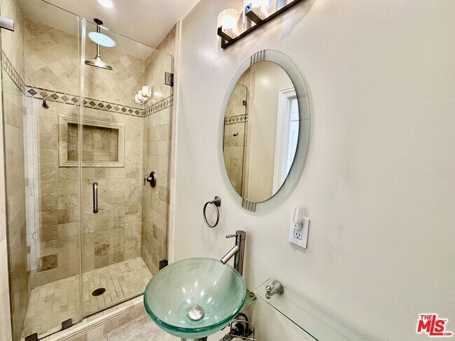 Building Photo - 128 S Swall Dr