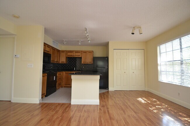 Building Photo - Lovely 1/1 Corner Unit in GATED ~ LAKEFRONT community in Altamonte Springs!
