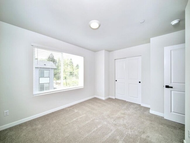 Building Photo - Charming 3-Bedroom Townhome with Modern Am...