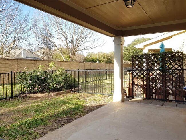 Building Photo - 16100 S Great Oaks Dr