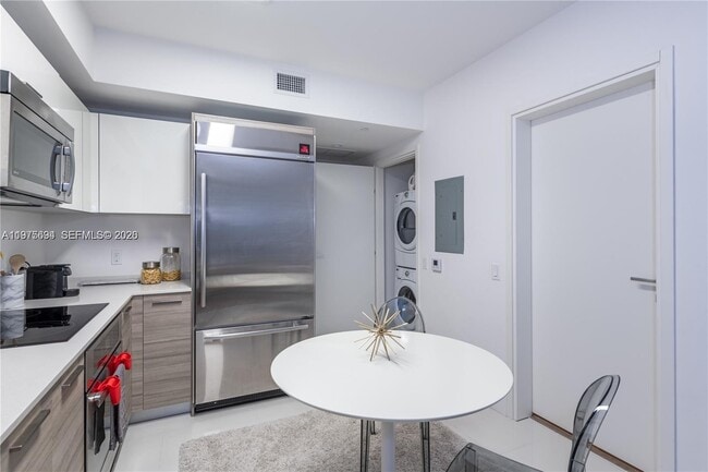 Building Photo - 1300 Brickell Bay Dr