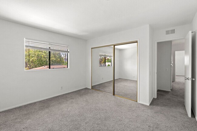 Building Photo - 130 E 21st St