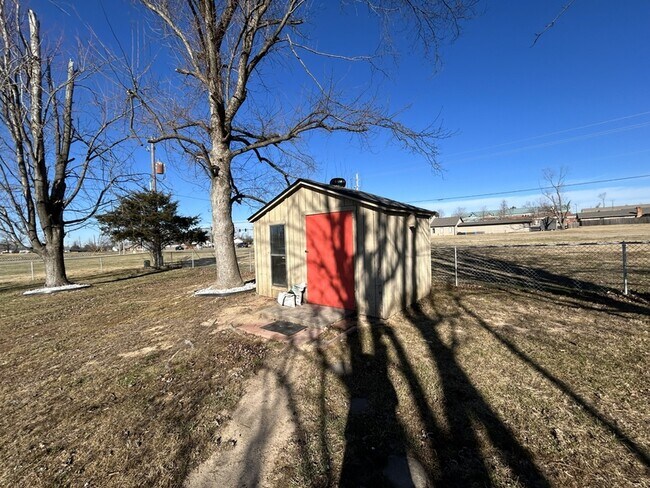 Building Photo - 902 S 17th St