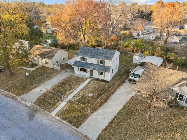 Building Photo - Beautifully renovated 5-bedroom, 2 full bath home ready for move-in!  1st month's rent is FREE!*