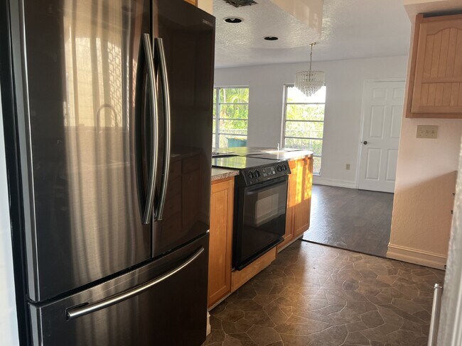 Building Photo - Saltwater canal home with an In-Law suite