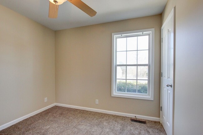 Building Photo - Cozy 3 bd 2 bath in the heart of Clarksville.  Fresh paint and Flooring!