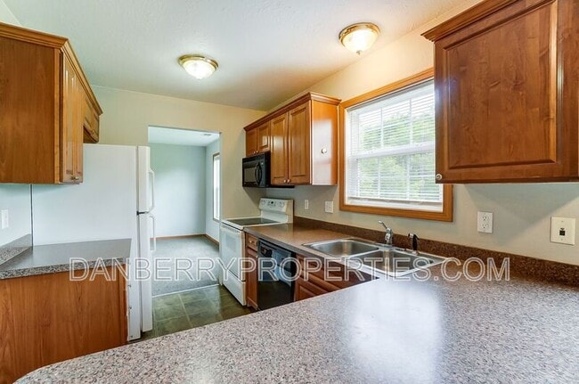 Building Photo - 1105 N Byrne Rd