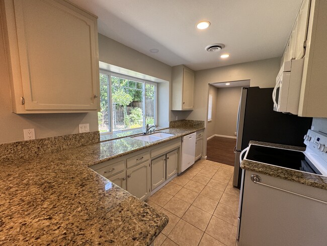 Building Photo - 4825 Rockland Way