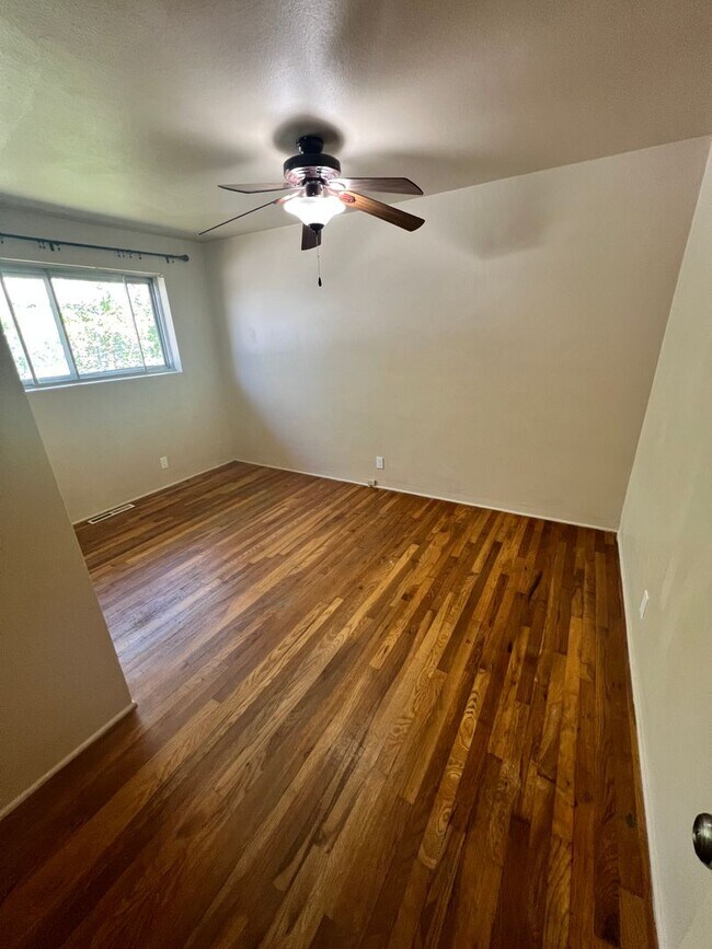 Building Photo - Charming, 2BD/1BA Duplex
