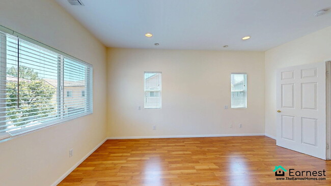 Building Photo - Bright & Stylish 4BR Townhouse with Privat...