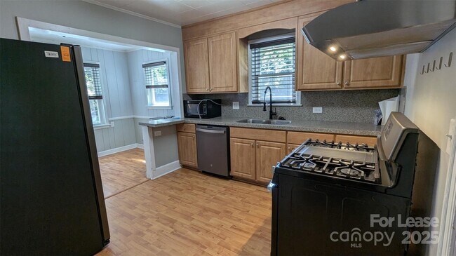 Building Photo - 1507 Woodland Dr