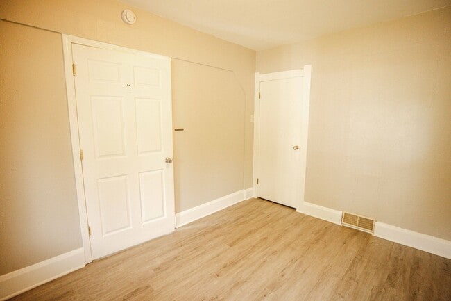 Building Photo - Very nice three bedroom 2 bathroom house available for rent!