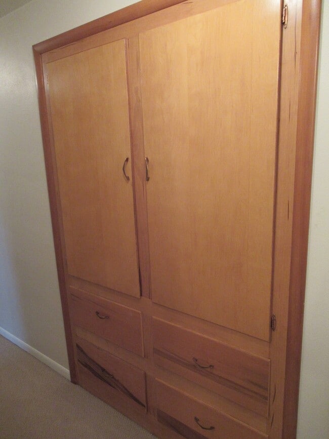 Building Photo - Four Bedroom Home in the Hills of South Salem