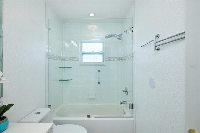 Building Photo - 6804 N Hubert Ave