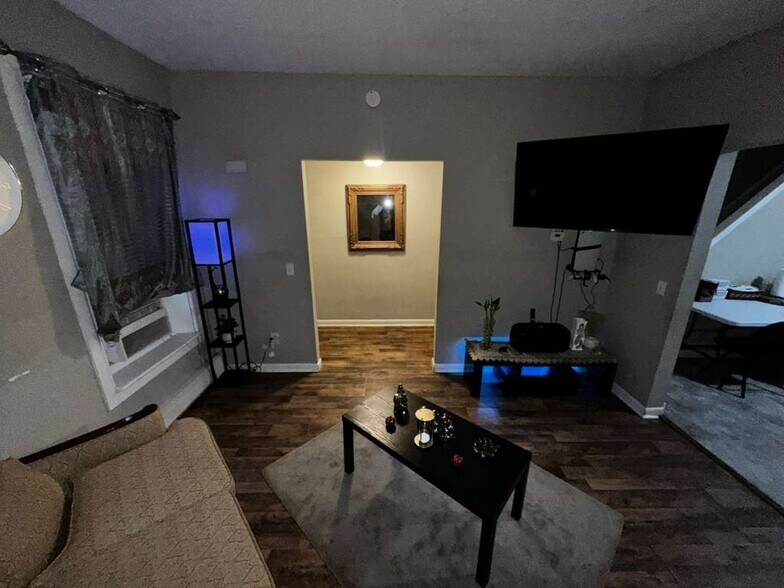 Primary Photo - 626 Oak St