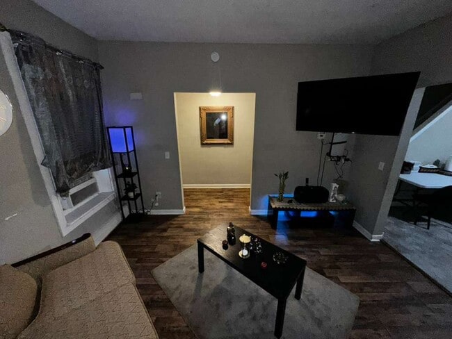 Building Photo - 626 Oak St