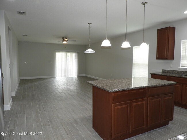 Building Photo - 583 Hollow Glen Dr