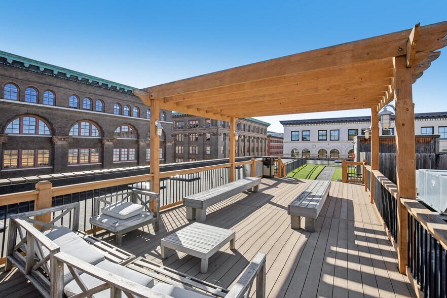 Building Photo - 308 W 8th St