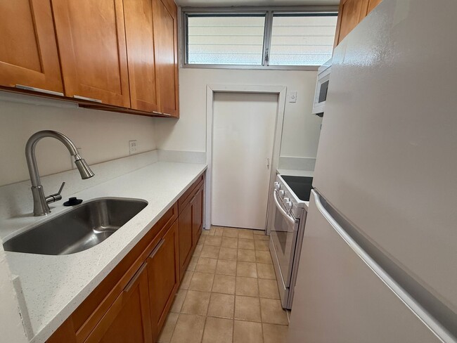 Building Photo - Makiki Bel Aire 2 bedroom 1 bath with 1 re...