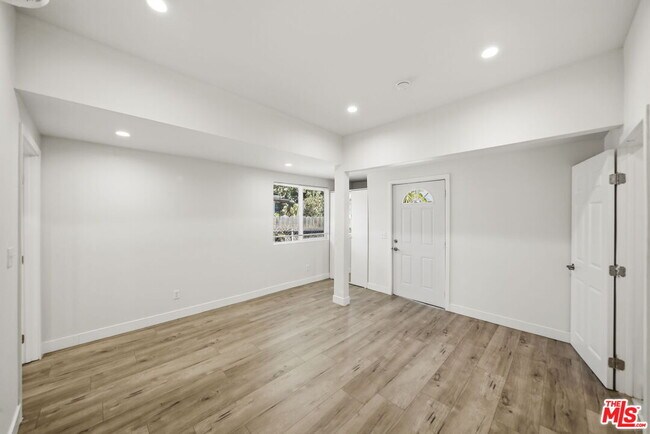 Building Photo - 2910 S Budlong Ave