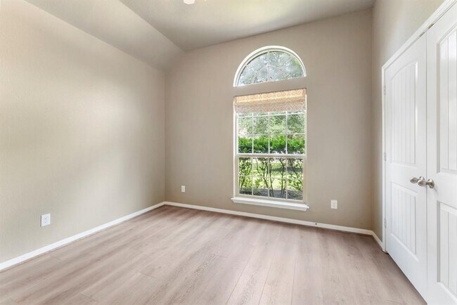Building Photo - 1070 Cedar Lake Ct