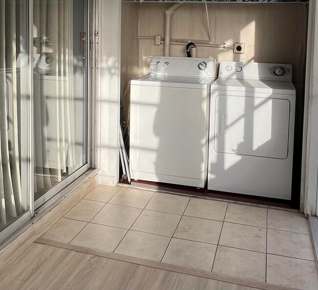 Building Photo - 322 Seville Terrace