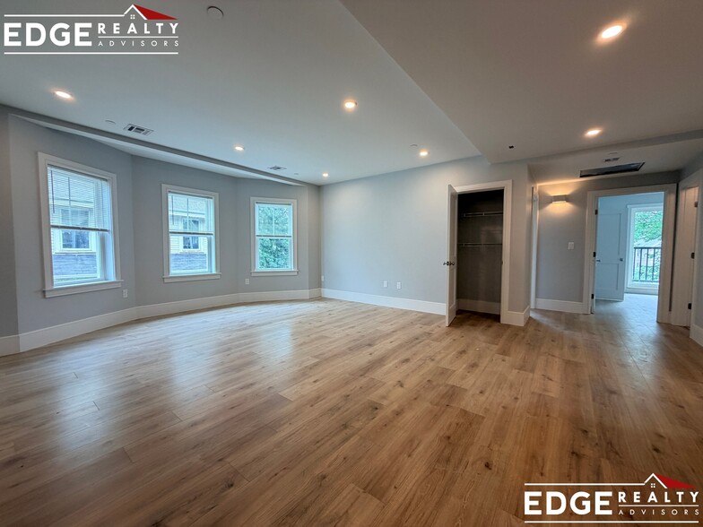 Building Photo - 9-11 Holton St. Unit 3