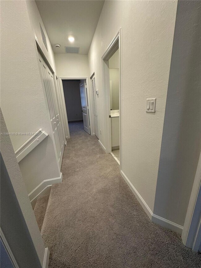 Building Photo - 2546 SE 27th Dr