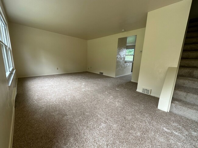 Building Photo - Enticing 2BR Townhouse with Central A/C an...