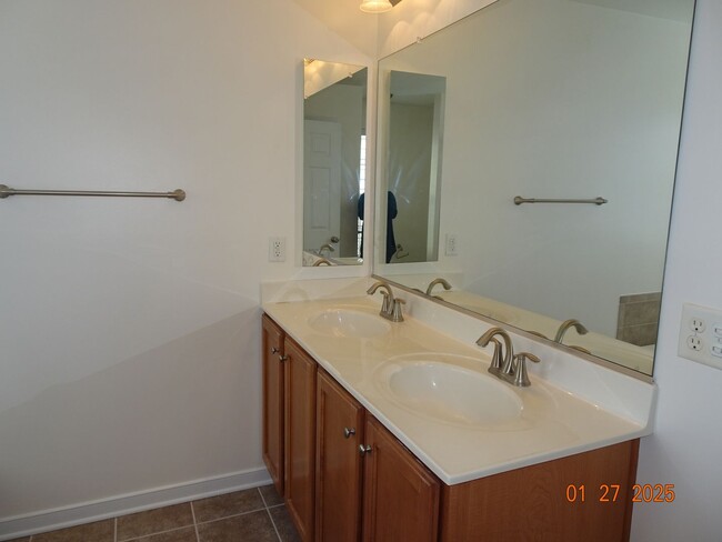 Building Photo - 3 Bedroom Townhome Rental in Liberty Crossing